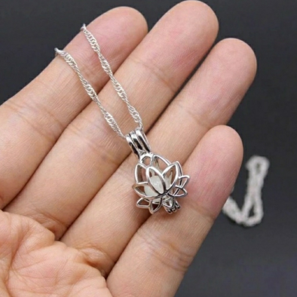 Luminous Glow-in-the-dark Lotus Necklace - Picture 4 of 6